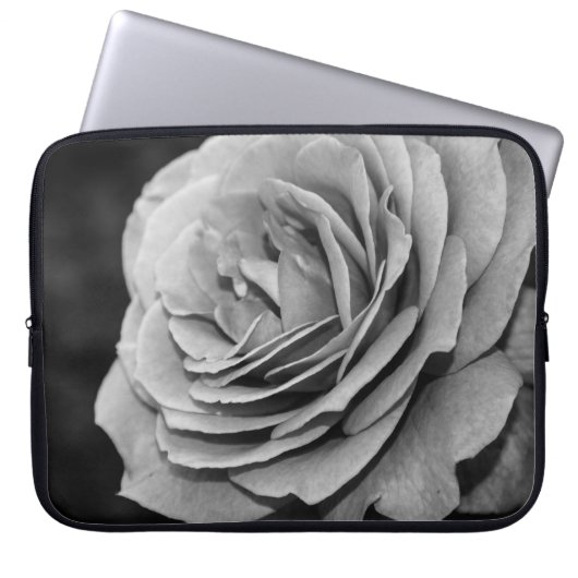 Schwarz-Weiß-Rose Laptopschutzhülle (Vorderseite)