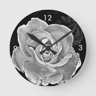 Schwarz-Weiß-Rose Runde Wanduhr