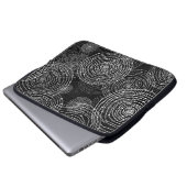 Schwarz-weiß: Rundformen nahtlos. Laptopschutzhülle (Vorne Knopf)