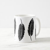 Schwarz-Weiß-Rustikal-Feather-Linocut Kaffeetasse (VorderseiteRechts)