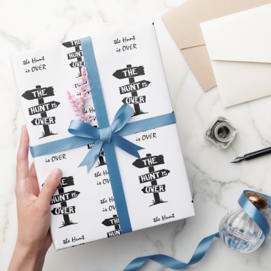 Schwarz-Weiß-Rustikale Antler Die Jagd ist vorbei Geschenkpapier (Schenken)