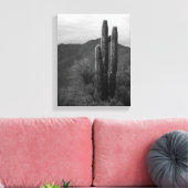 Schwarz-Weiß-Saguaro-Kakteen in Hills 11x14 Leinwanddruck (Insitu (Wohnzimmer))
