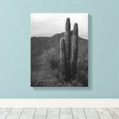 Schwarz-Weiß-Saguaro-Kakteen in Hills 11x14 Leinwanddruck (Insitu (Holzboden))