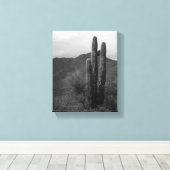 Schwarz-Weiß-Saguaro-Kaktus in Hills 8x10 Leinwanddruck (Insitu (Holzboden))