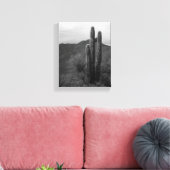 Schwarz-Weiß-Saguaro-Kaktus in Hills 8x10 Leinwanddruck (Insitu (Wohnzimmer))