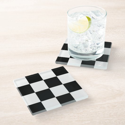 Schwarz-Weiß-Schachbrett Glasuntersetzer (Schrägansicht)