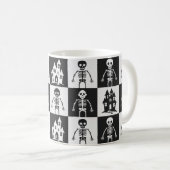 Schwarz-Weiß-Schachbrett-Halloween Kaffeetasse (VorderseiteRechts)
