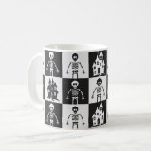 Schwarz-Weiß-Schachbrett-Halloween Kaffeetasse (Vorderseite Links)