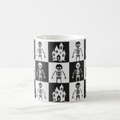 Schwarz-Weiß-Schachbrett-Halloween Kaffeetasse (Mittel)