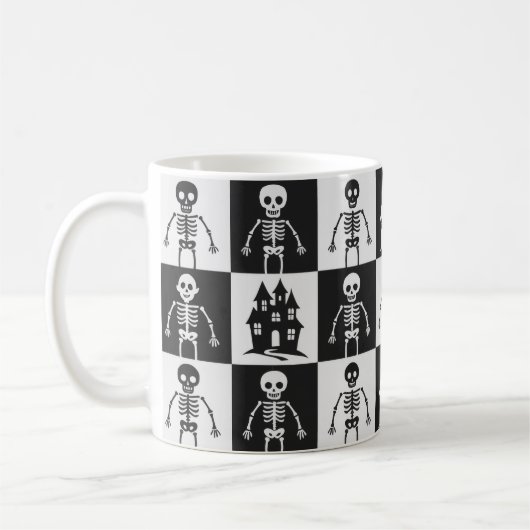 Schwarz-Weiß-Schachbrett-Halloween Kaffeetasse (Links)