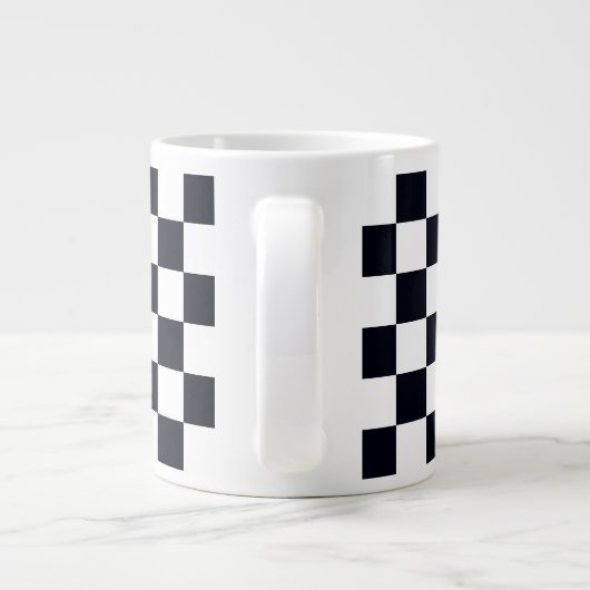 Schwarz-Weiß-Schachbrett Jumbo-Tasse (Rückseite)
