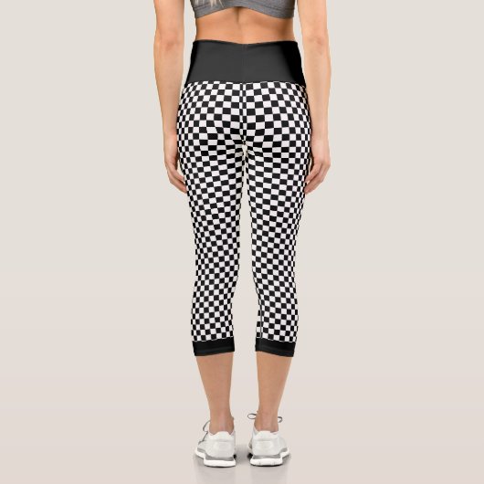 Schwarz-Weiß-Schachbrett-Muster Capri Leggings (Rückseite)