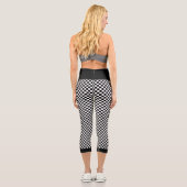 Schwarz-Weiß-Schachbrett-Muster Capri Leggings (Rückseite)