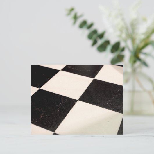 Schwarz-Weiß-Schachbrettboden Postkarte (Stehend Vorderseite)