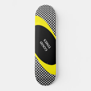 Schwarz-weiß-Schachbrettmuster und wellige Linien Skateboard