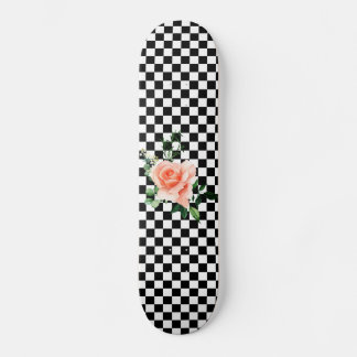 Schwarz-Weiß-Schachtel und Rosa-Rosa-Druck Skateboard