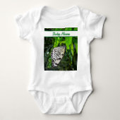 Schwarz-Weiß-Schmetterling auf grünem Individuelle Baby Strampler (Vorderseite)