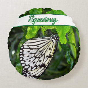 Schwarz-Weiß-Schmetterling auf grünem Individuelle Rundes Kissen