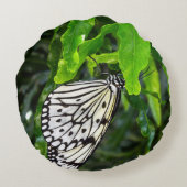 Schwarz-Weiß-Schmetterling auf grünem Individuelle Rundes Kissen (Rückseite)