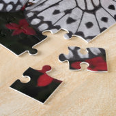 Schwarz-Weiß-Schmetterling auf roten Blume Puzzle (Seite)