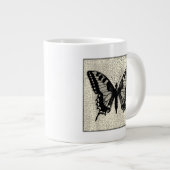 Schwarz-Weiß-Schmetterling im Hintergrund Jumbo-Tasse (Vorderseite Rechts)