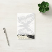 Schwarz-Weiß-Schmetterling im Hintergrund Post-it Klebezettel (Büro)