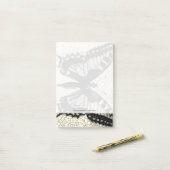 Schwarz-Weiß-Schmetterling im Hintergrund Post-it Klebezettel (Auf Schreibtisch)