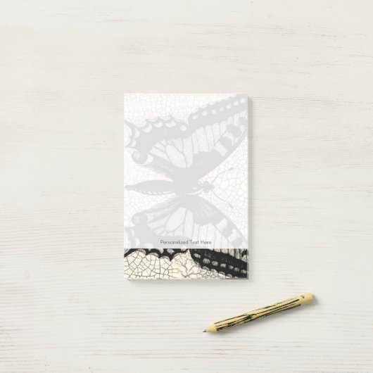 Schwarz-Weiß-Schmetterling im Hintergrund Post-it Klebezettel (Auf Schreibtisch)