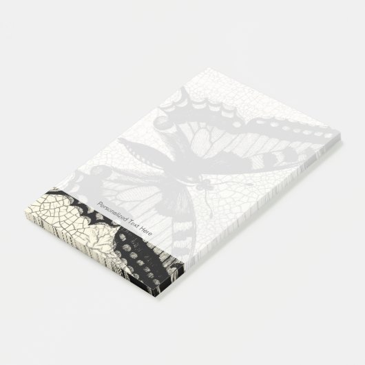 Schwarz-Weiß-Schmetterling im Hintergrund Post-it Klebezettel (angewinkelt)