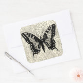 Schwarz-Weiß-Schmetterling im Hintergrund Quadratischer Aufkleber (Umschlag)