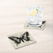 Schwarz-Weiß-Schmetterling im Hintergrund Rechteckiger Pappuntersetzer (Vor Ort)