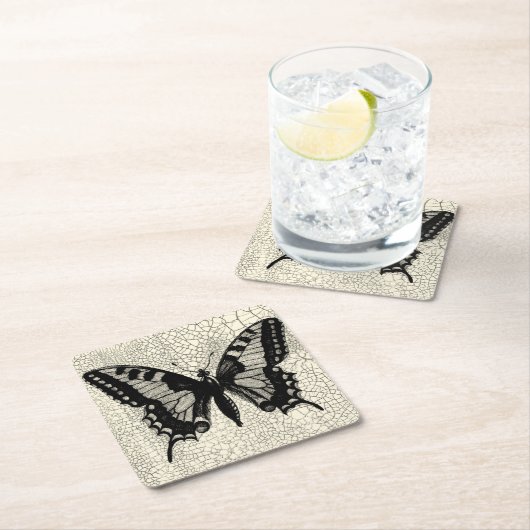Schwarz-Weiß-Schmetterling im Hintergrund Rechteckiger Pappuntersetzer (Vor Ort)