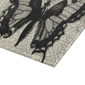 Schwarz-Weiß-Schmetterling im Hintergrund Schneidebrett (Ecke)