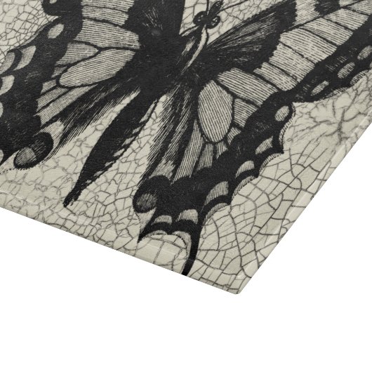 Schwarz-Weiß-Schmetterling im Hintergrund Schneidebrett (Ecke)