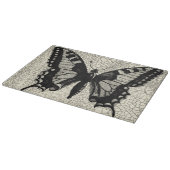 Schwarz-Weiß-Schmetterling im Hintergrund Schneidebrett (Ecke)