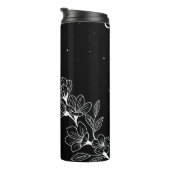 Schwarz-Weiß-Schmetterling und Blume in der Nacht Thermosbecher (Nach rechts gedreht)