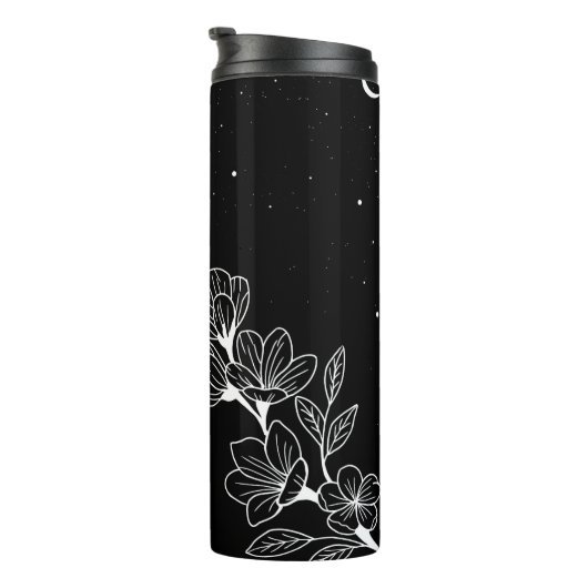 Schwarz-Weiß-Schmetterling und Blume in der Nacht  Thermosbecher (Nach rechts gedreht)