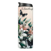 Schwarz-Weiß-Schmetterlinge auf den weißen Lilien Thermosbecher (Nach rechts gedreht)