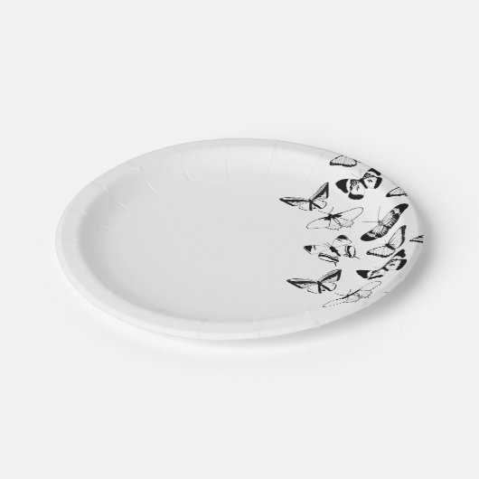 Schwarz-Weiß-Schmetterlinge-Hochzeit Pappteller (Schrägansicht)