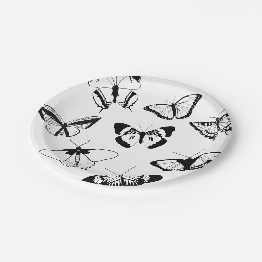 Schwarz-Weiß-Schmetterlinge Pappteller (Schrägansicht)
