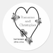 Schwarz-Weiß-Schmetterlingsherz-Design-Hochzeit Runder Aufkleber (Vorderseite)