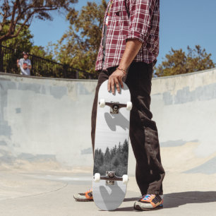Schwarz-Weiß-Schnee Pinienbäume Traum 1 Skateboard