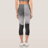 Schwarz-Weiß-Schneeberg Storžič, Slowenien Capri Leggings (Rückseite)