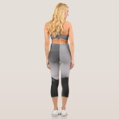 Schwarz-Weiß-Schneeberg Storžič, Slowenien Capri Leggings (Rückseite)