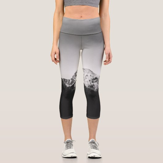 Schwarz-Weiß-Schneeberg Storžič, Slowenien Capri Leggings (Vorderseite)