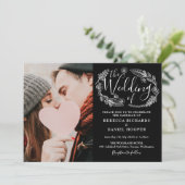 Schwarz-Weiß-Schrift-Hochzeitsschrift-Foto Einladung (Stehend Vorderseite)