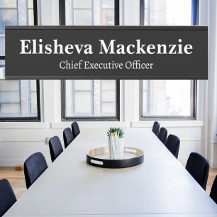 Schwarz-Weiß-Schriftzeichen Türschild