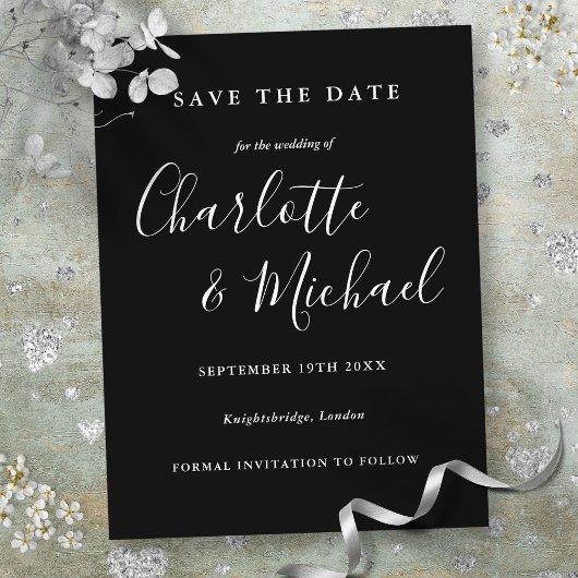 Schwarz-Weiß-Script-Hochzeit 'Save the Date'-Karte Postkarte