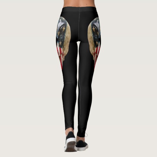 Schwarz-Weiß-Skulpturen auf schwarzen Leggings (Rückseite)