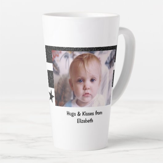 Schwarz-weiß so glückliche Großmutter mit Foto Milchtasse (Rechte Ecke)